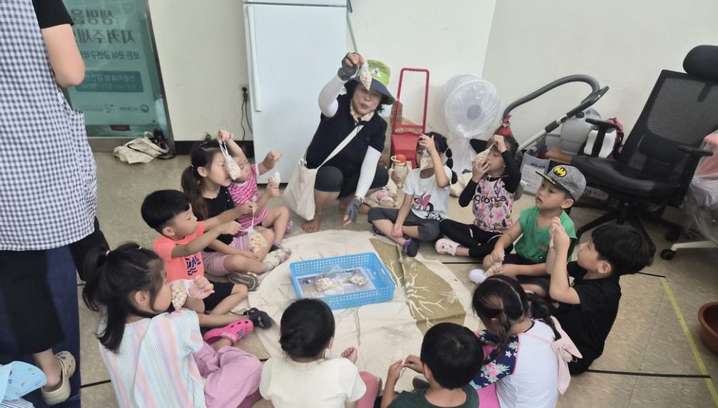 숲속에서 나무 만지며 보낸 아주 특별한 휴가… 피서객 사로잡았다